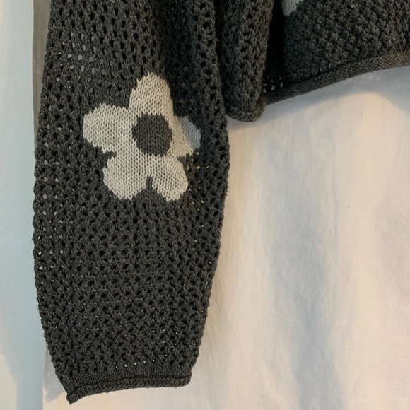 ADORA dark gray loose knit cropped sweater with light gray flowers - Picture 4 of 7